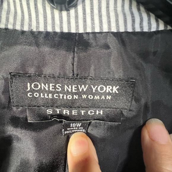 JNY Stretch Seersucker Blazer w/Pants,  Plus Size 18W, white w/gray stripe - Picture 2 of 11